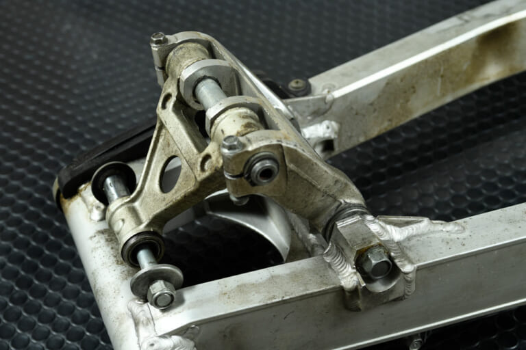 ヤマハFZ750|リヤサスペンション|‘80s国産名車 ヤマハFZ750 完調メンテナンス【消耗部品はそれなりに揃うが、状況は厳しい】