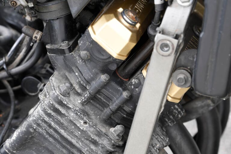 ヤマハFZ750|スパークプラグキャップ|‘80s国産名車 ヤマハFZ750 完調メンテナンス【消耗部品はそれなりに揃うが、状況は厳しい】