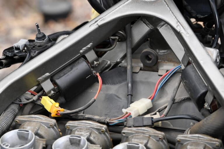 ヤマハFZ750|イグニッションコイル|‘80s国産名車 ヤマハFZ750 完調メンテナンス【消耗部品はそれなりに揃うが、状況は厳しい】