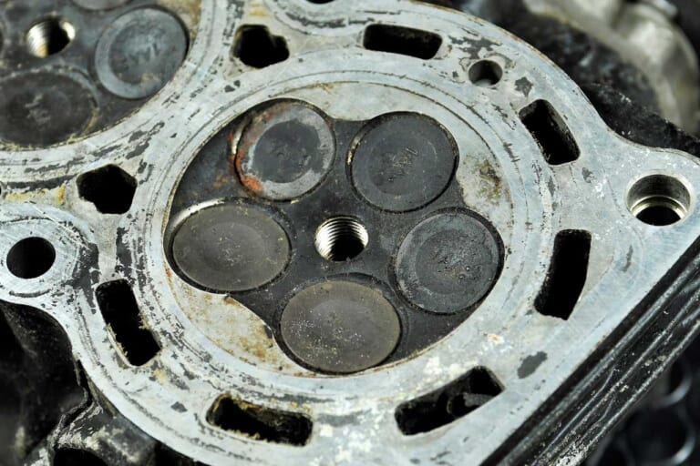 ヤマハFZ750|シリンダーヘッド|‘80s国産名車 ヤマハFZ750 完調メンテナンス【消耗部品はそれなりに揃うが、状況は厳しい】