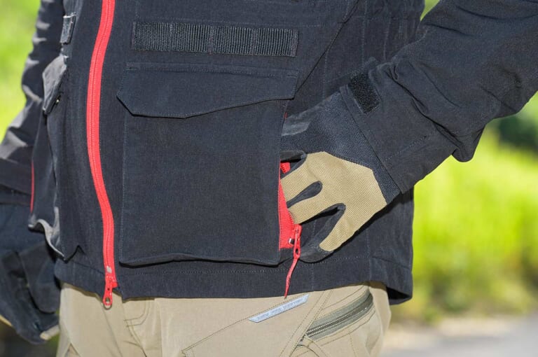 フラッグシップ リフレイムジャケット|ポケット|焚き火に当たれる多機能バイクウエア! フラッグシップ リフレイムジャケット試用インプレッション【難燃&拡張の強力タッグ】