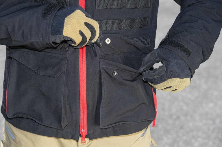 フラッグシップ リフレイムジャケット|ポケット|焚き火に当たれる多機能バイクウエア! フラッグシップ リフレイムジャケット試用インプレッション【難燃&拡張の強力タッグ】