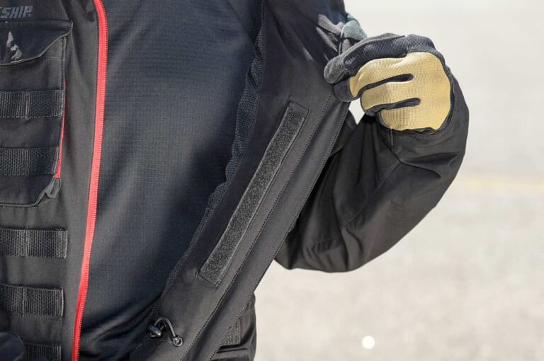 フラッグシップ リフレイムジャケット|胸部プロテクター用ベルクロ|焚き火に当たれる多機能バイクウエア! フラッグシップ リフレイムジャケット試用インプレッション【難燃&拡張の強力タッグ】