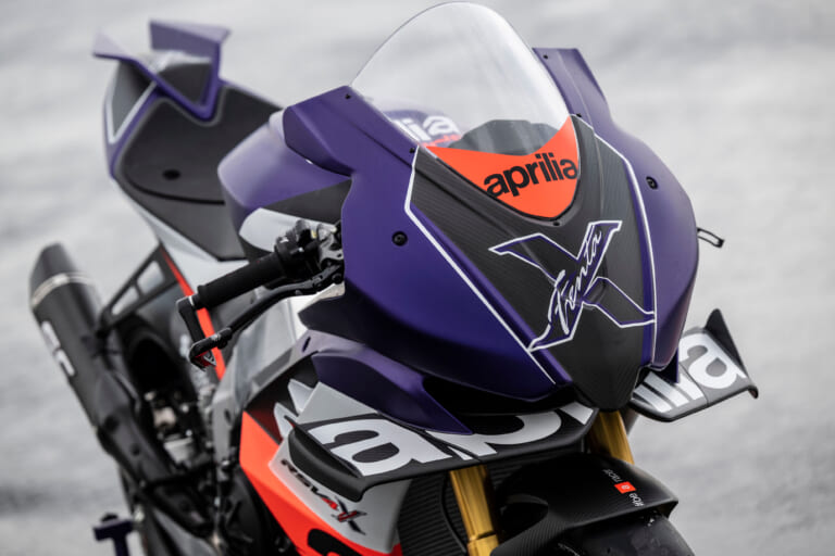 納車はアプリリアレーシングで?! 「RSV4 XTRENTA」は230ps／166kgでリヤウイングや“スプーン”も装備（33ページ目）