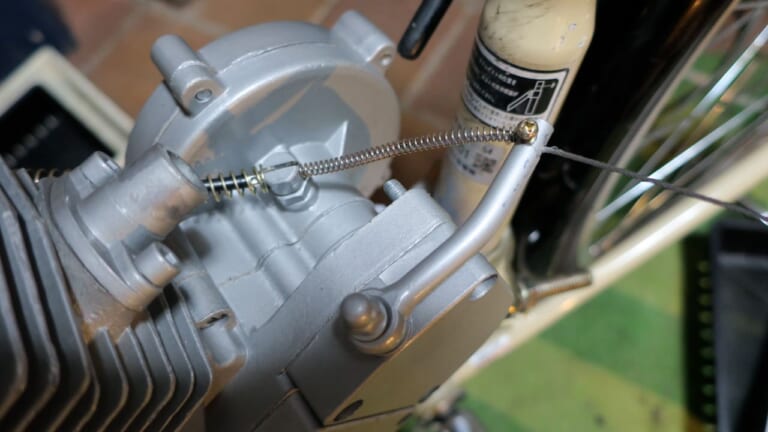 自作モペット製作記|クラッチワイヤー固定|中国製エンジンでママチャリをオートバイに! 2本チェーンは外観がシュールすぎ?〈自作モペット製作記 #7〉