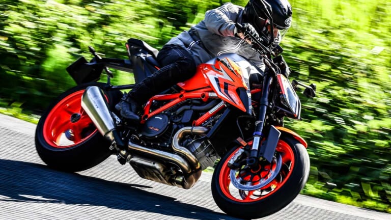 KTM 1290スーパーデュークR EVO 試乗インプレ【1301ccで180ps！そのスペックを恐れるのは当然だが……】（33ページ目）