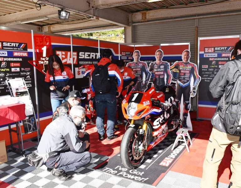 ピット再現|【ヨシムラミーティング2022レポート】Z650RS用ストレート管が遂にお披露目! 世界耐久選手権の来期参戦についてもヨシムラに”動き”アリだ!!