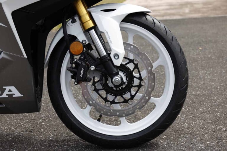 ホンダ|CBR250RR|日本仕様|ホンダ対カワサキの覇権争いが再燃! 新型「CBR250RR」vs「ニンジャZX-25RR」を比較