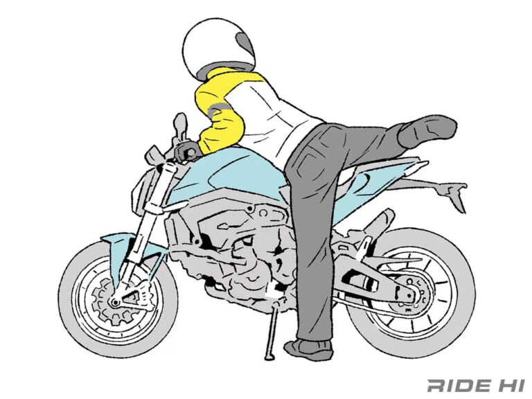 右足をシートに引っ掛けない跨がり方