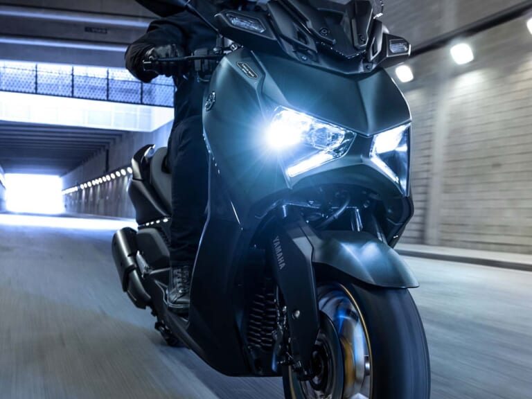オールニュー「XMAX 300/125/テックマックス」をヤマハが欧州で発表! 日本では250が2023年夏以降登場予定