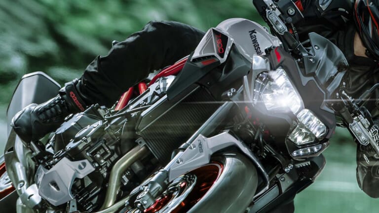 カワサキ「Z900」がカラーチェンジ! 赤いフレーム&ホイールに新グラフィックで11/15発売