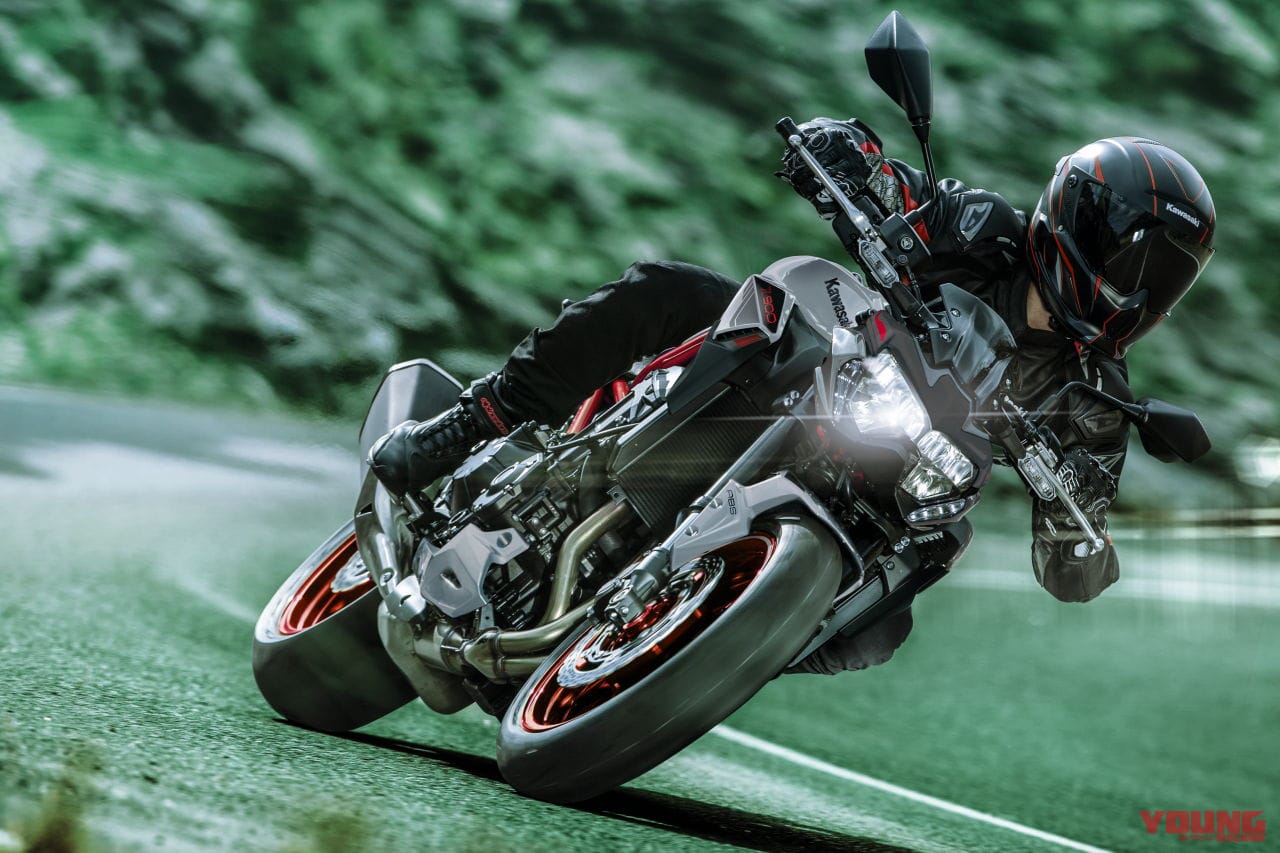 カワサキ|Z900|2023年モデル|カワサキ「Z900」がカラーチェンジ! 赤いフレーム&ホイールに新グラフィックの銀×灰