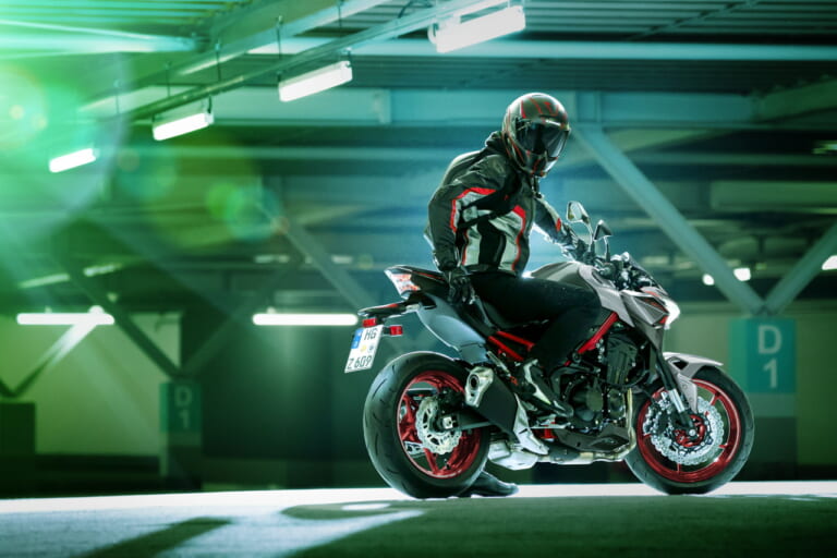 KAWASAKI Z900|最新相場もわかる! 人気バイク歴代モデル図鑑:カワサキZ900【銀×赤登場の2023年モデル】
