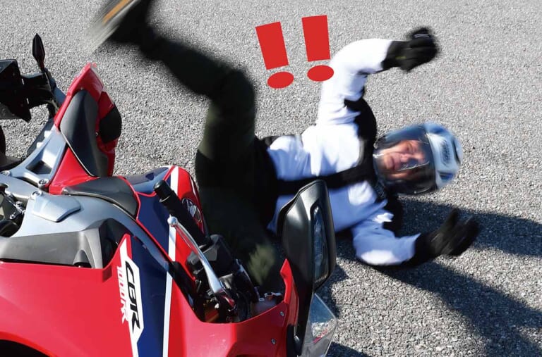 Q37：立ちゴケした(泣)!! バイクの引き起こし方を教えて【30秒でわかる! バイクの疑問】（25ページ目）