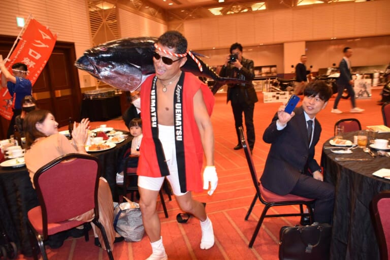 ウエマツ|30周年パーティー|マグロ解体ショー|創業30周年! 日本一の絶版車専門店「ウエマツ」が記念パーティーを開催