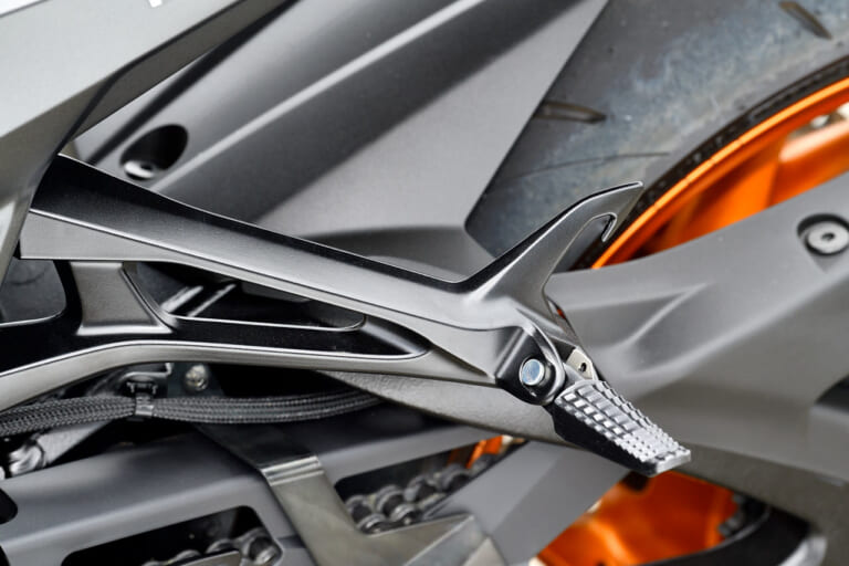 SUZUKI KATANA|スズキKATANA:最新国産大型ネオクラ比較試乗インプレ【異形から伝説へ。その歴史は繰り返すのか?】