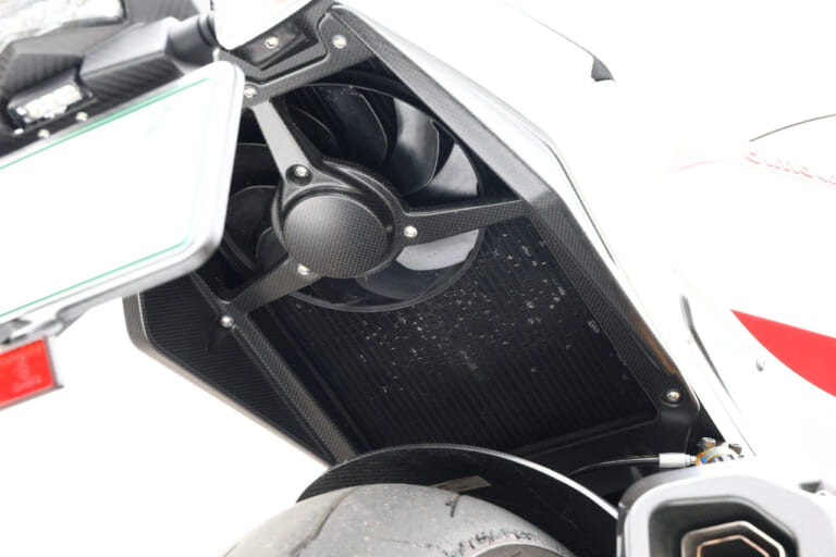 ビモータ KB4|ラジエター|ビモータ KB4 試乗インプレッション【軽さ! 短さ! が様々なメリットに直結!】