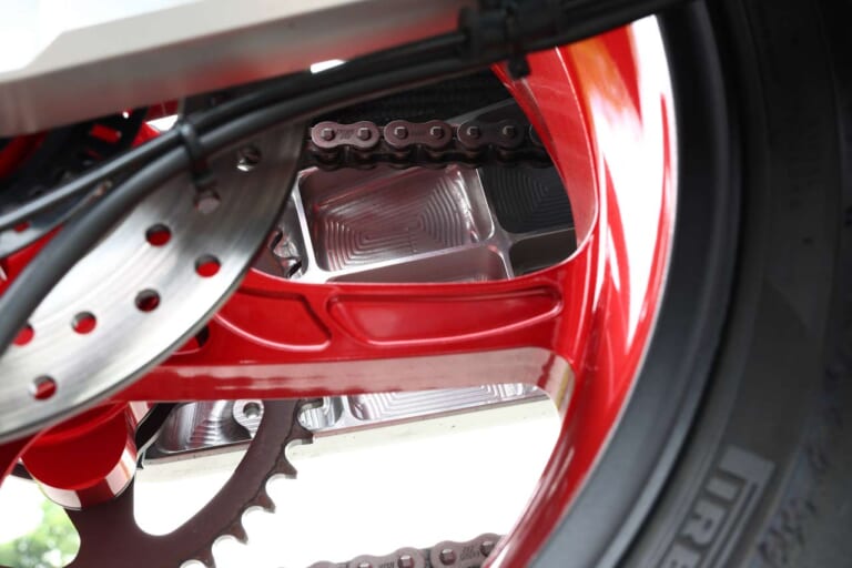 ビモータ KB4|スイングアーム|ビモータ KB4 試乗インプレッション【軽さ! 短さ! が様々なメリットに直結!】