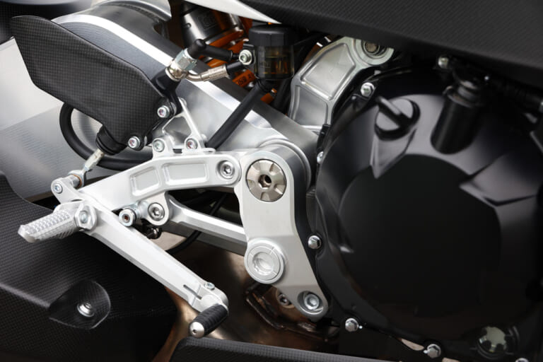 ビモータ KB4|ピボットプレート|ビモータ KB4 試乗インプレッション【軽さ! 短さ! が様々なメリットに直結!】