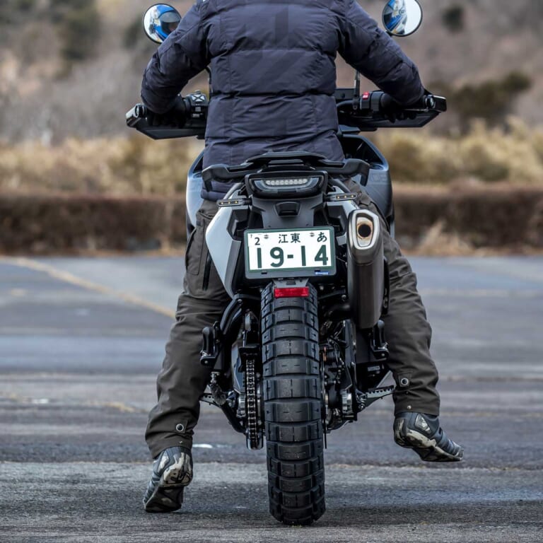 アドベンチャーモデルの足着きイメージ|Q24:シート高と足着きの関係性を教えてっ!【30秒でわかる! バイクの疑問】