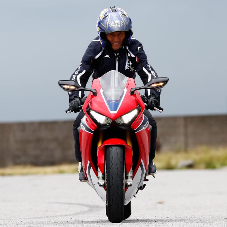 エンブレはコーナーの敵だ!|Q28:止まる時は1速ずつシフトダウンしたほうがいいの? エンブレは必要??【30秒でわかる! バイクの疑問】