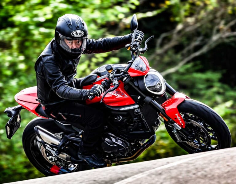 視線のイメージ|Q29:「先を見る」ってどれだけ先? 基本の乗車姿勢と視線を教えて【30秒でわかる! バイクの疑問】