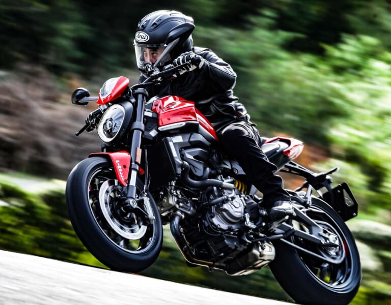 視線のイメージ|Q29:「先を見る」ってどれだけ先? 基本の乗車姿勢と視線を教えて【30秒でわかる! バイクの疑問】