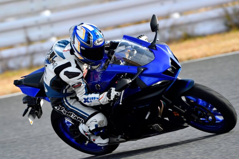 旋回中も重心移動|Q31:走行中のヒヤリ! 曲がっている途中で「思ったよりキツい」どうすれば?【30秒でわかる! バイクの疑問】