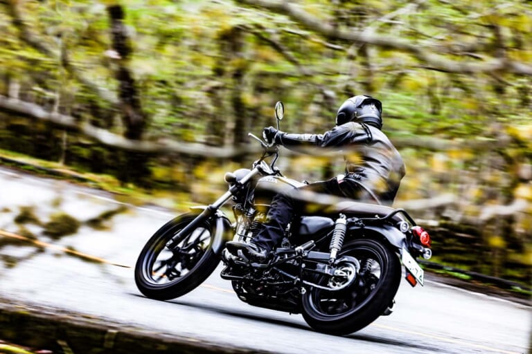 旋回中のイメージ|Q34:「トラクションをかける」ってどうやる? 何のため??【30秒でわかる! バイクの疑問】