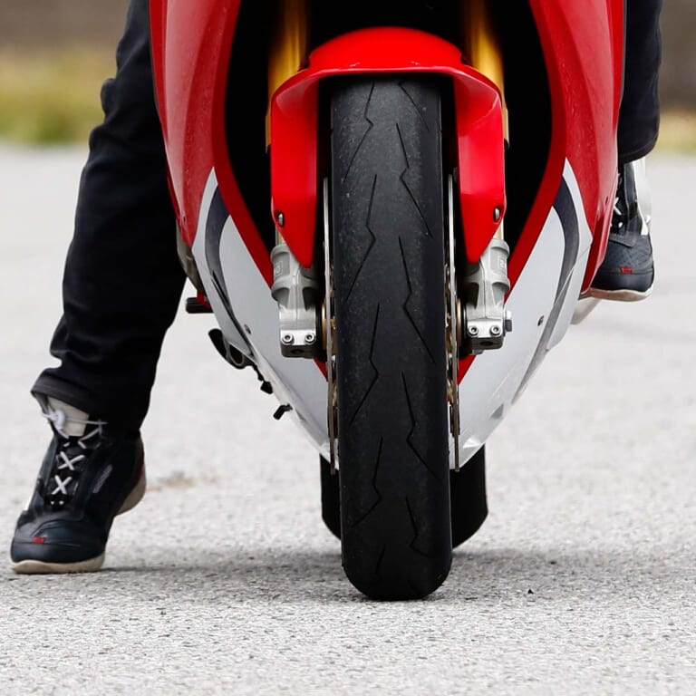 足着きイメージ|Q36:左足? 右足? 両足?? 停車時の足ってどうしたらいいか教えて!【30秒でわかる! バイクの疑問】