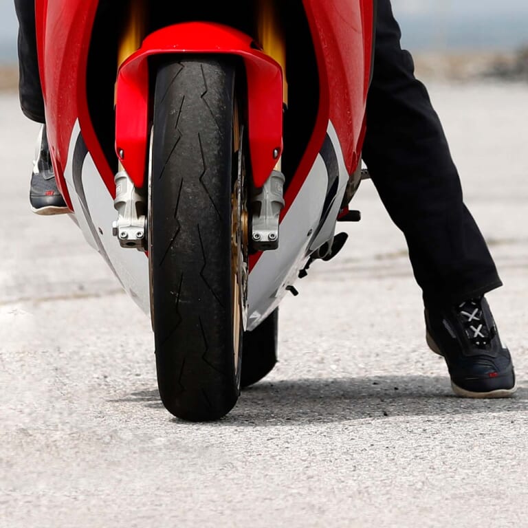 足着きイメージ|Q36:左足? 右足? 両足?? 停車時の足ってどうしたらいいか教えて!【30秒でわかる! バイクの疑問】