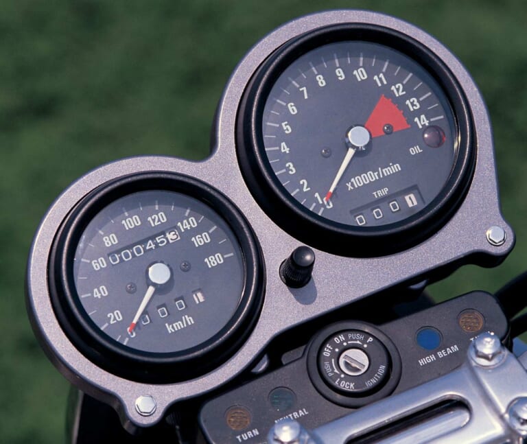 KAWASAKI ZEPHYR|メーター|なぜ46馬力の“旧式”が最強レプリカに勝てたのか? ゼファーが証明した、日本の公道で最も「気持ちいい」バイクの正体【400ccの歴史:1970~1980年代】