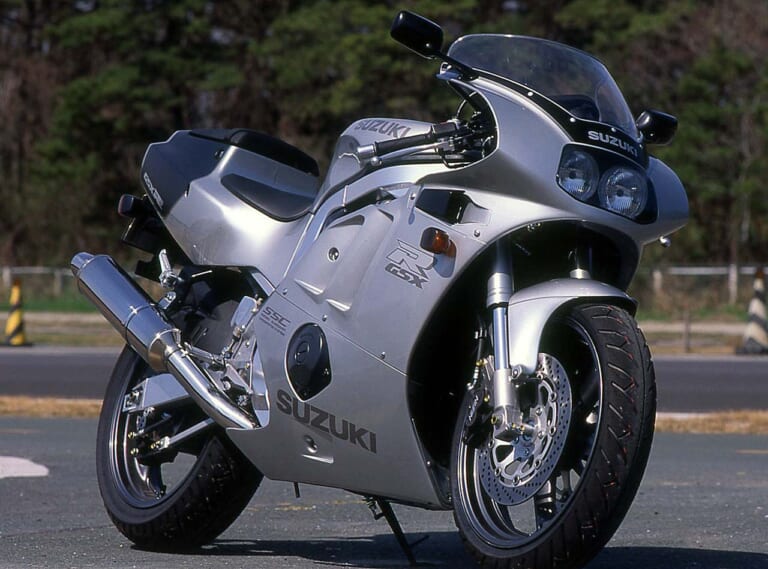 ‘90 SUZUKI GSX-R400R|「速さ」の次は「個性」だった。ゼファーの影で牙を研いだ、美しき400ccネイキッドたちの逆襲【400ccバイクの歴史:1980年代〜1990年前後】