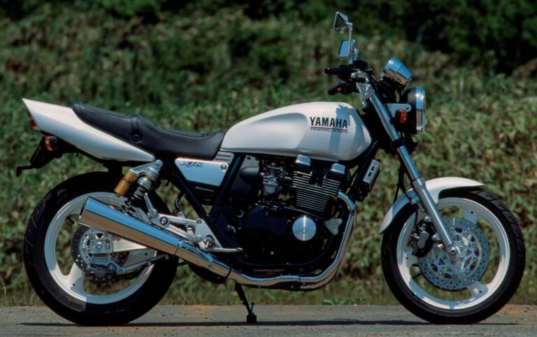 YAMAHA XJR400|王者ゼファーが震えた「本気」の反撃。CB400SF誕生と、400直4勢が繰り広げた空前のネイキッド大戦【400ccバイクの歴史:1990年代前半】