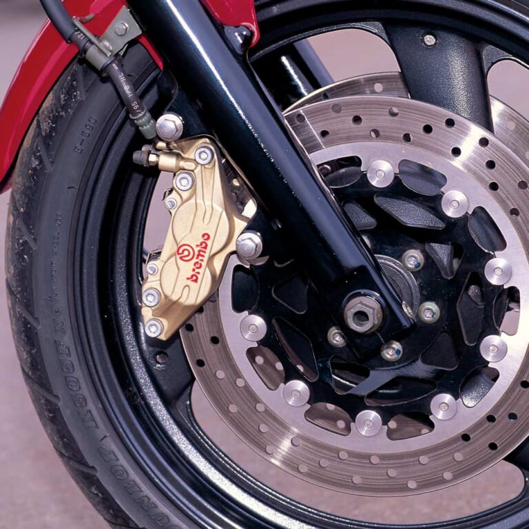 YAMAHA XJR400|足まわり|王者ゼファーが震えた「本気」の反撃。CB400SF誕生と、400直4勢が繰り広げた空前のネイキッド大戦【400ccバイクの歴史:1990年代前半】