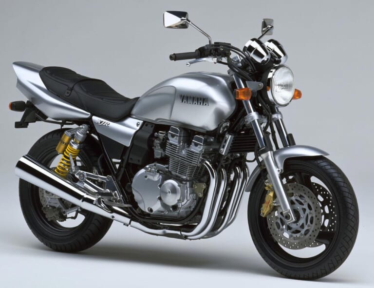 YAMAHA XJR400R|ゼファーか、XJRか、それともイナズマか。リッターバイクに負けない「本物」を追求した名車たちの群像劇【400ccバイクの歴史:1990年代後半~2000年代】