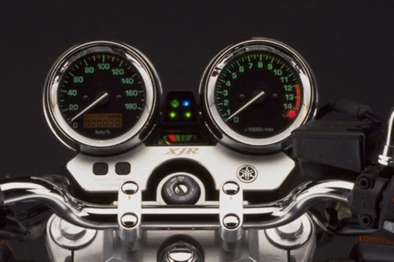 YAMAHA XJR400R|メーター|ゼファーか、XJRか、それともイナズマか。リッターバイクに負けない「本物」を追求した名車たちの群像劇【400ccバイクの歴史:1990年代後半~2000年代】