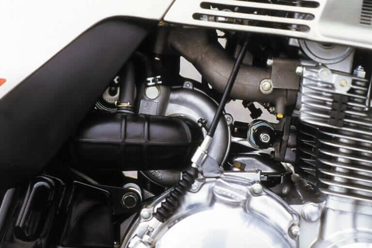 スズキ XN85|エンジン|「実は油冷の元祖?!」スズキ流ターボバイクは当時最先端の装備も搭載:1982 スズキXN85【あの素晴らしい名車をもう一度】