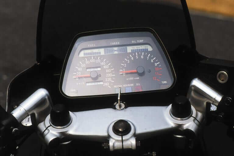 スズキ XN85|メーター|「実は油冷の元祖?!」スズキ流ターボバイクは当時最先端の装備も搭載:1982 スズキXN85【あの素晴らしい名車をもう一度】