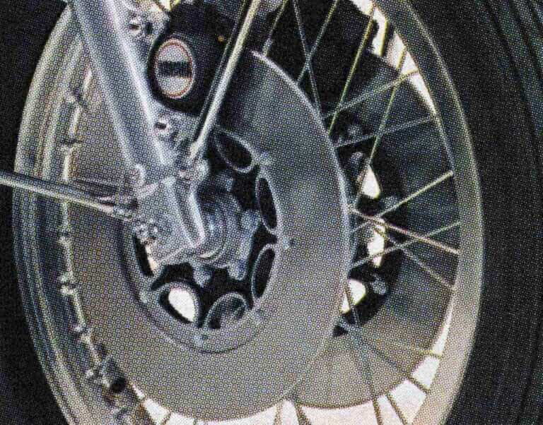 ヤマハ RZ201|フロントまわり|「ヤマハらしい美しさ」量産化は見送られた幻のロータリー搭載車:1972 ヤマハRZ201【あの素晴らしい名車をもう一度】