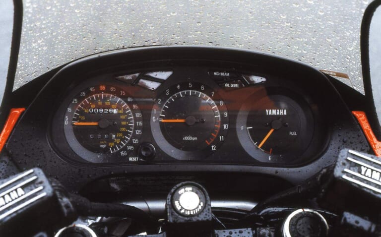 スズキ GSX1100EF|「ホンダV4こそ最速」公道無敵を誇った水冷モデル:1984 ホンダVF1000R【あの素晴らしい名車をもう一度】