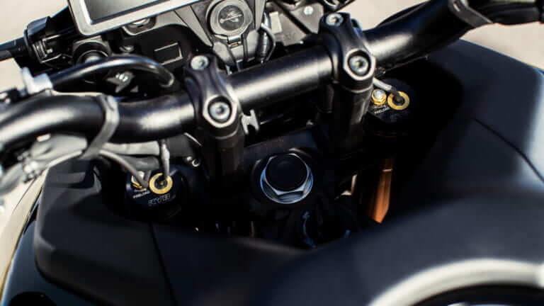 ヤマハ|トレーサー9 GT+|欧州仕様|2023年モデル|ヤマハ新型「トレーサー9GT+」登場! レーダー連動ブレーキ制御って?! 前車追従クルコン、7インチメーターも新装備【欧州】
