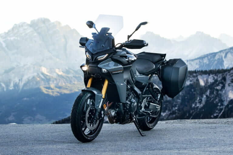 ヤマハ新型「トレーサー9GT+」登場! レーダー連動ブレーキ制御って?! 前車追従クルコン、7インチメーターも新装備【欧州】