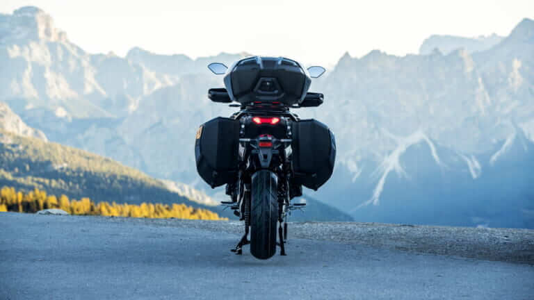 ヤマハ|トレーサー9 GT+|欧州仕様|2023年モデル|ヤマハ新型「トレーサー9GT+」登場! レーダー連動ブレーキ制御って?! 前車追従クルコン、7インチメーターも新装備【欧州】