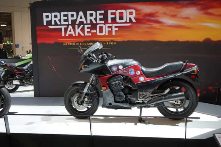 GPz900R|トップガン|EICMA2022|まさかのGPz900R復活!? EICMAで展示のトップガン仕様に「離陸に備えよ」の超意味深メッセージ!!