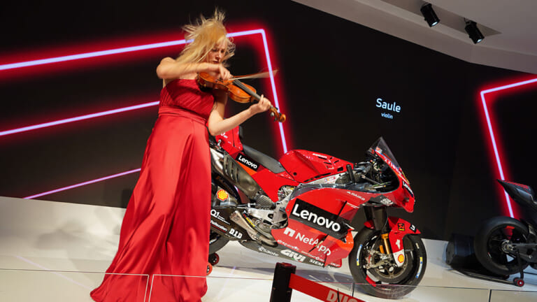ドゥカティのMotoGPチャンピオンマシンを間近で見る】EICMAには