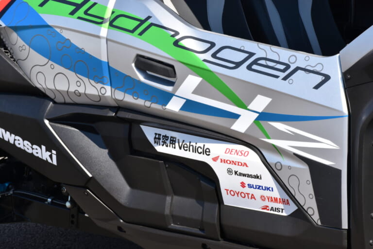カワサキ|EICMA|水素エンジン||【続・カワサキ無双】パニアに水素、積んじゃうぜぇ〜! ミラノショーで水素エンジン車のイメージイラストを公開、2030年代初頭の実用化を目指す