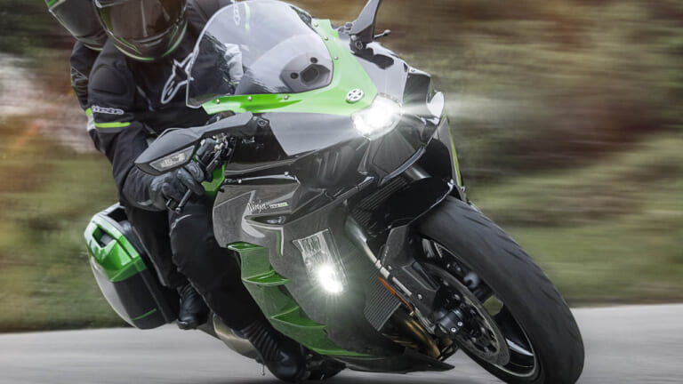 オートハイビーム採用! カワサキ「ニンジャH2 SX/SE」の2023年モデルが欧州に登場