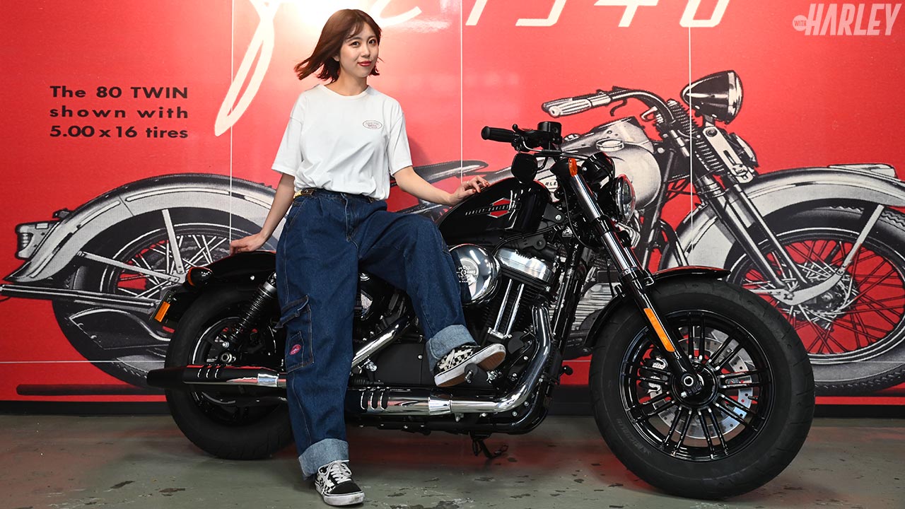 羨ましすぎるバイク女子! 最後の空冷スポーツスター「フォーティーエイトファイナルエディション」をゲット!!〈ハーレーダビッドソン のある暮らし〉│WEBヤングマシン｜新車バイクニュース