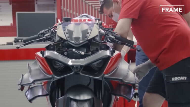 世界最高峰のV4マシン組立工場に潜入！ ドゥカティ「スーパーレッジェーラV4」がもはや工芸品（21ページ目）